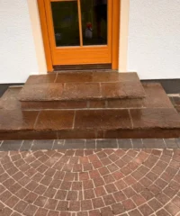 Professionelle Steinreinigung für Terrassen, Wege und Außenflächen
